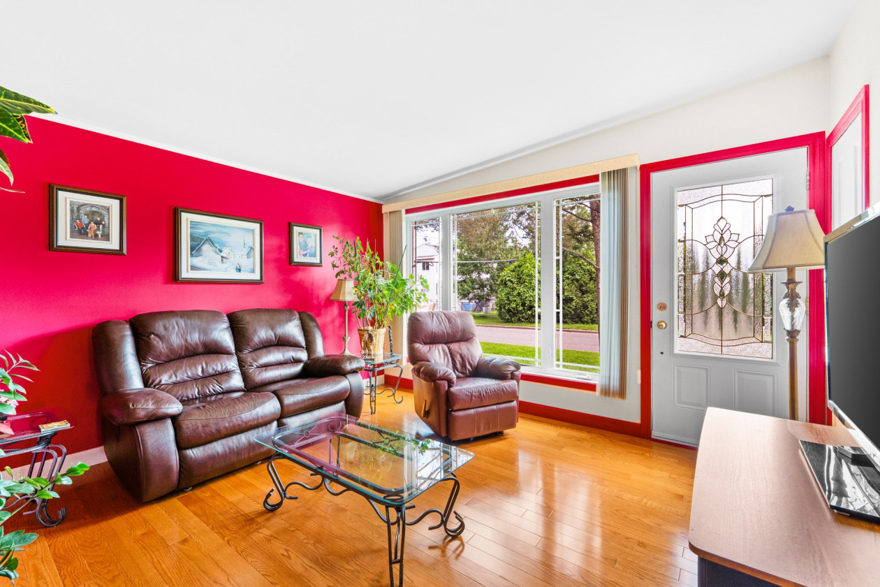 Salon — 1123, Rue Vianney, Blainville, J7C2V8, Blainville