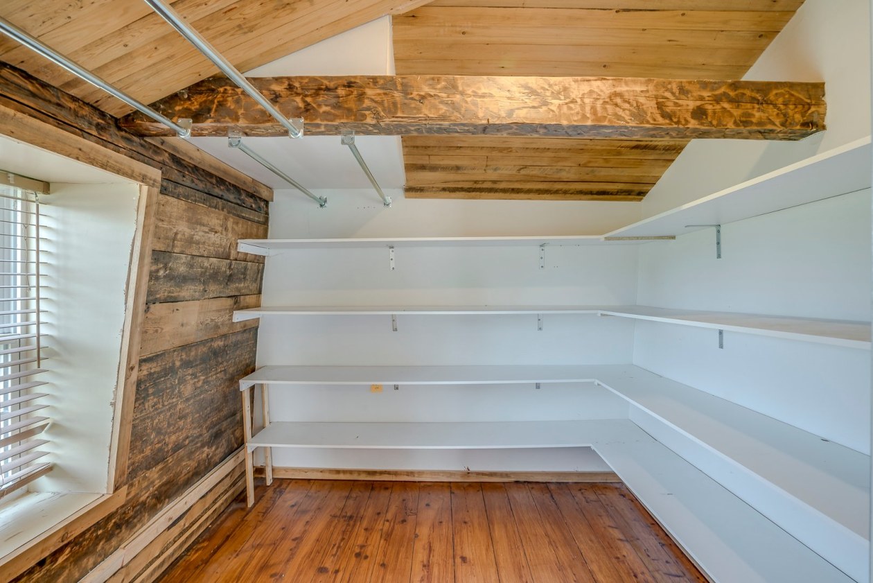 Penderie — 1064, Rue Bellevue, Saint-Lambert-de-Lauzon, G0S2W0, Saint-Lambert-de-Lauzon