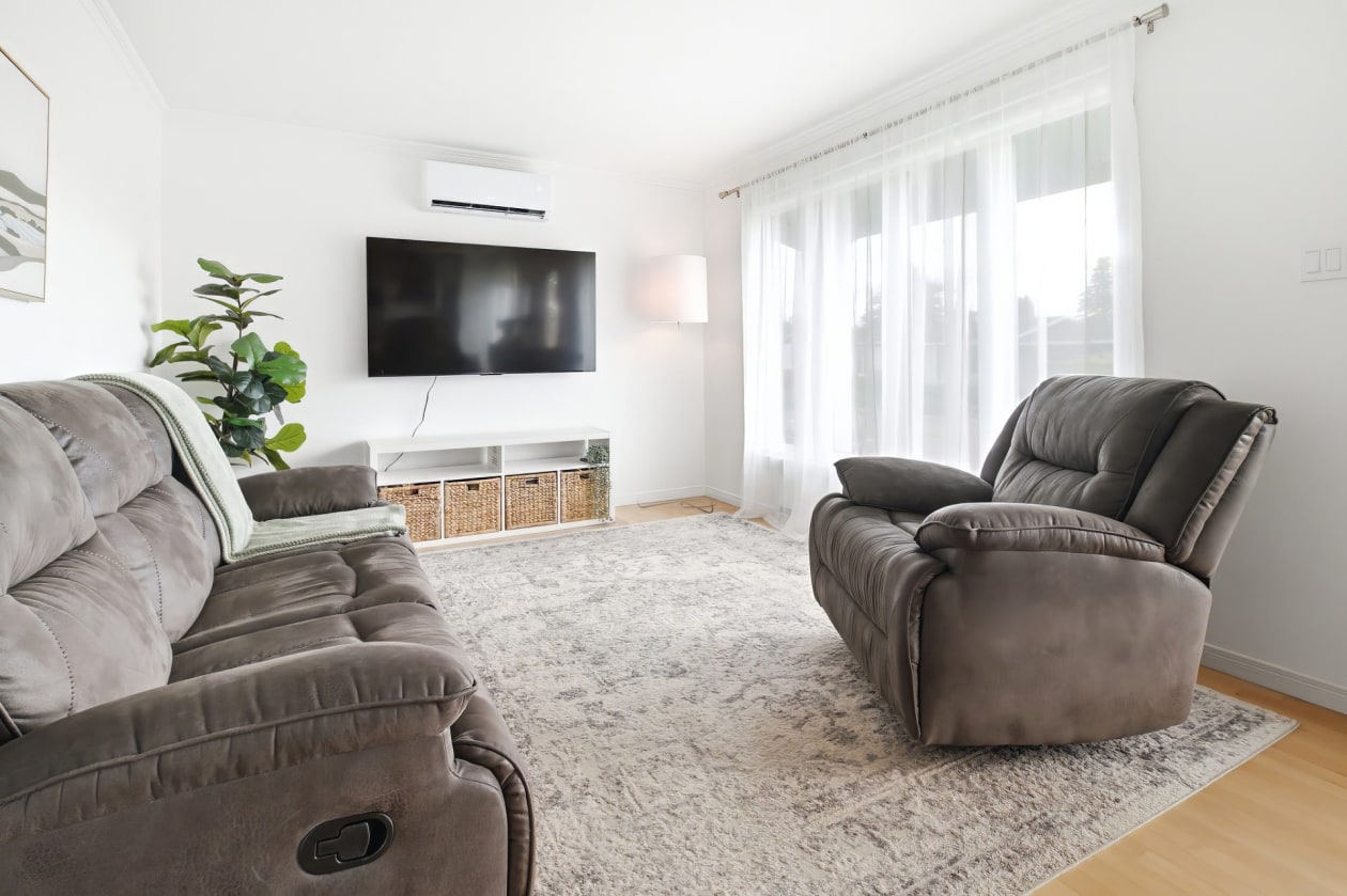 Salon — 3965, Rue Picasso, Saguenay (Jonquière), G7Z1J6, Saguenay (Jonquière)