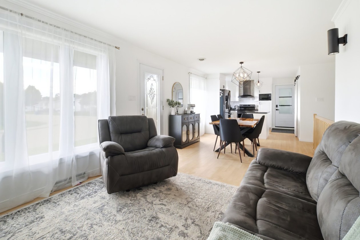 Salon — 3965, Rue Picasso, Saguenay (Jonquière), G7Z1J6, Saguenay (Jonquière)