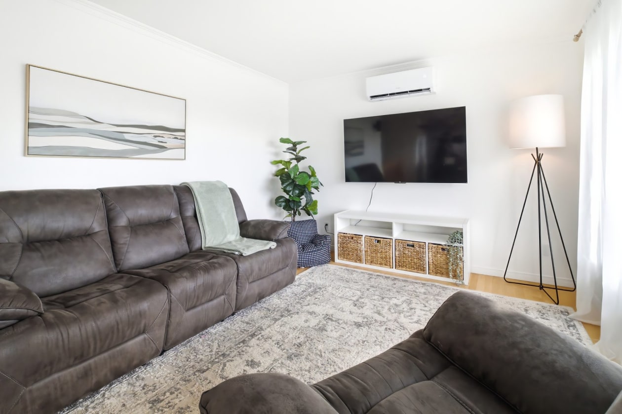Salon — 3965, Rue Picasso, Saguenay (Jonquière), G7Z1J6, Saguenay (Jonquière)
