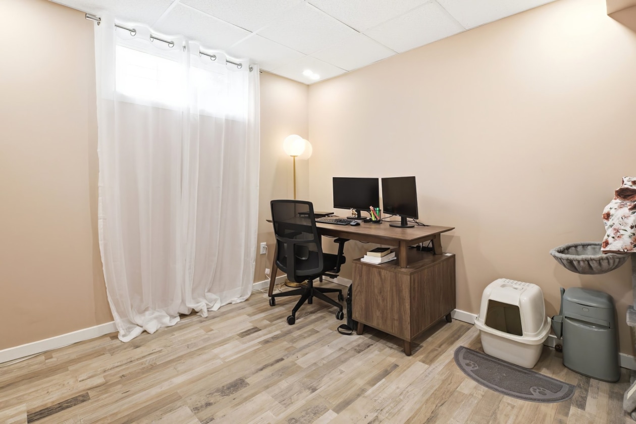 Bureau — 3965, Rue Picasso, Saguenay (Jonquière), G7Z1J6, Saguenay (Jonquière)