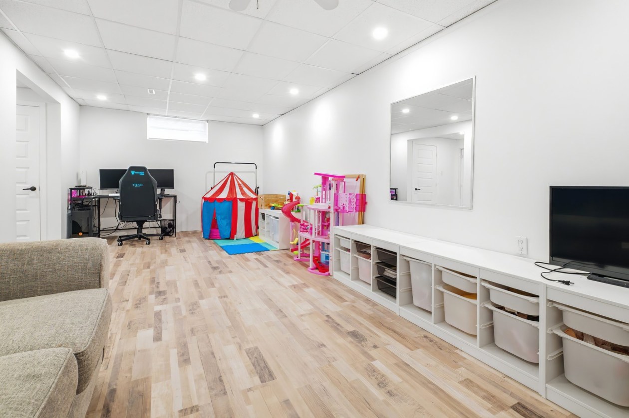 Salle familiale — 3965, Rue Picasso, Saguenay (Jonquière), G7Z1J6, Saguenay (Jonquière)