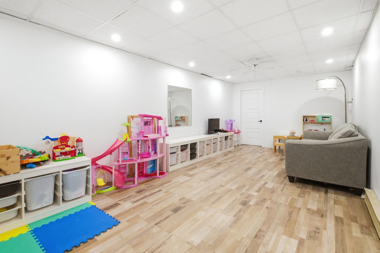 Salle familiale — 3965, Rue Picasso, Saguenay (Jonquière), G7Z1J6, Saguenay (Jonquière)