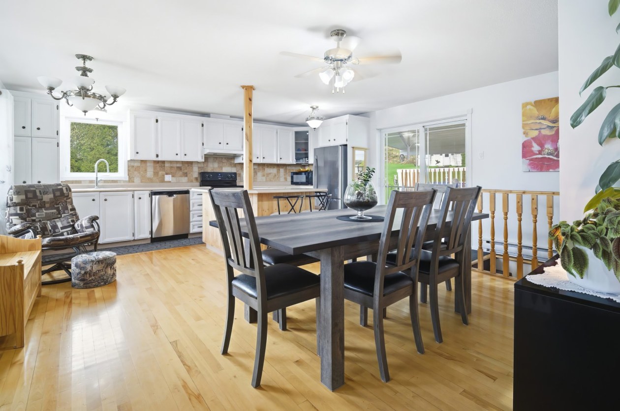 Salle à manger — 3745 - 3747, Ch. St-Louis, Saguenay (La Baie), G7B0C6, Saguenay (La Baie)