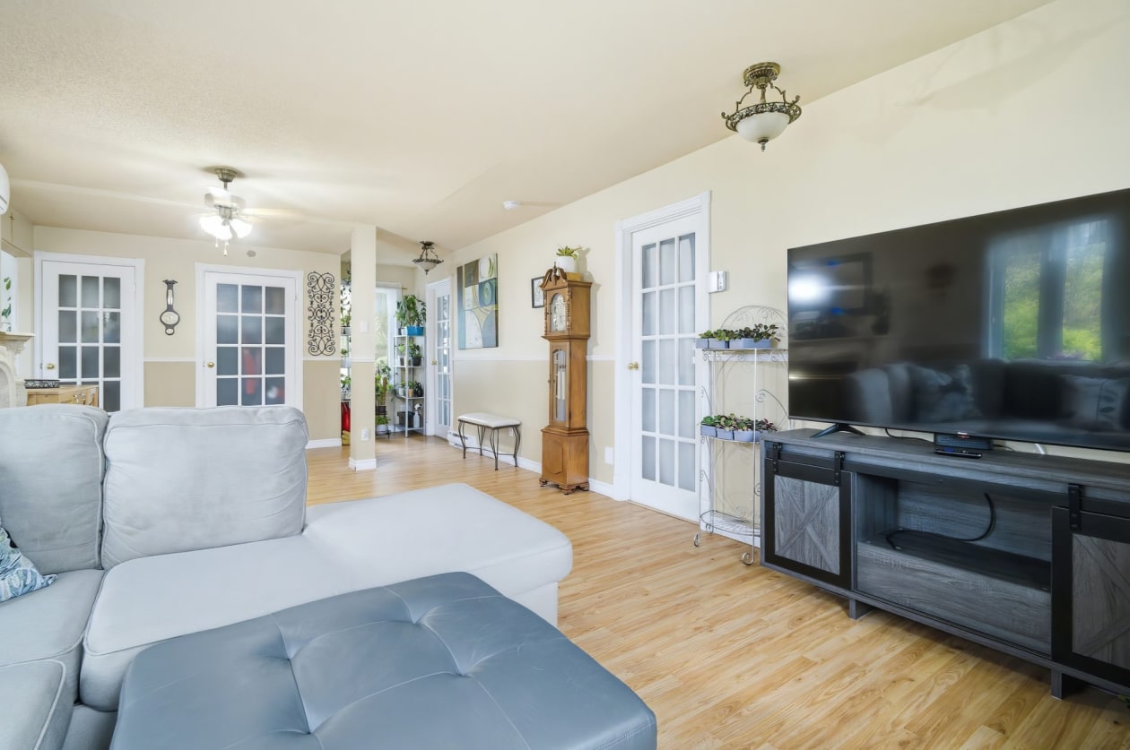 Salon — 3745 - 3747, Ch. St-Louis, Saguenay (La Baie), G7B0C6, Saguenay (La Baie)