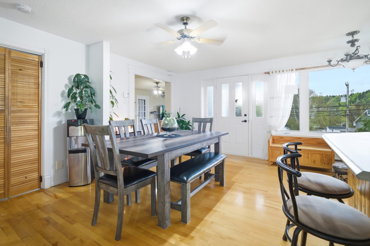Salle à manger — 3745 - 3747, Ch. St-Louis, Saguenay (La Baie), G7B0C6, Saguenay (La Baie)