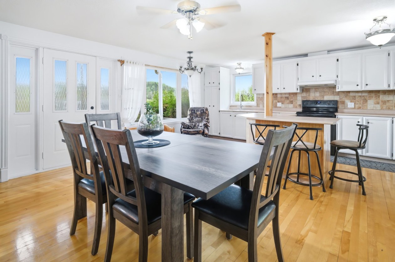 Salle à manger — 3745 - 3747, Ch. St-Louis, Saguenay (La Baie), G7B0C6, Saguenay (La Baie)