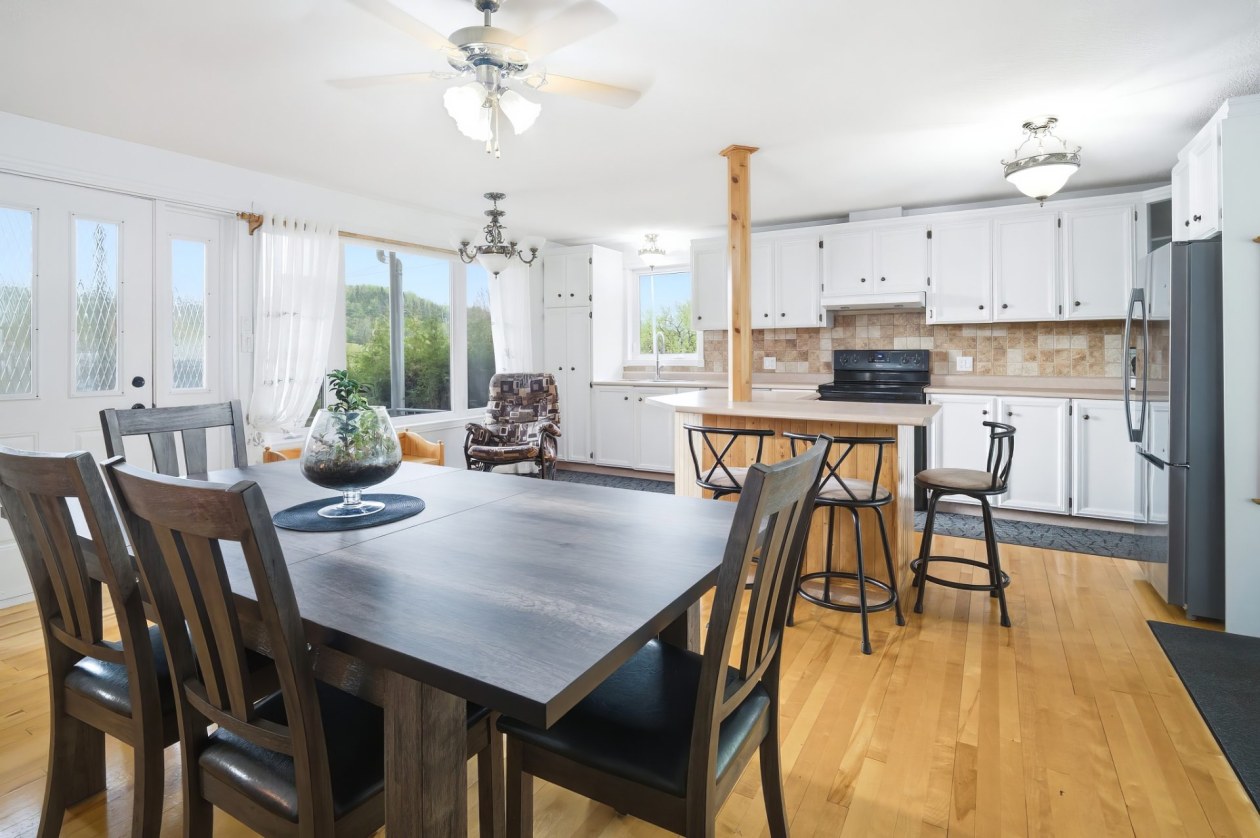 Salle à manger — 3745 - 3747, Ch. St-Louis, Saguenay (La Baie), G7B0C6, Saguenay (La Baie)
