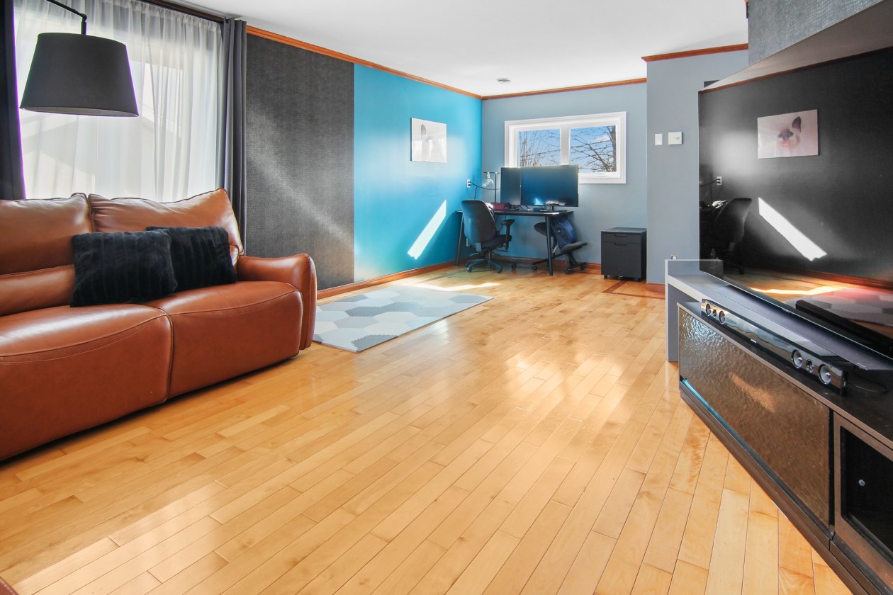 Salon — 953 - 955, Rue Thérèse-Casgrain, Saguenay (Chicoutimi), G1R4L6, Saguenay (Chicoutimi)