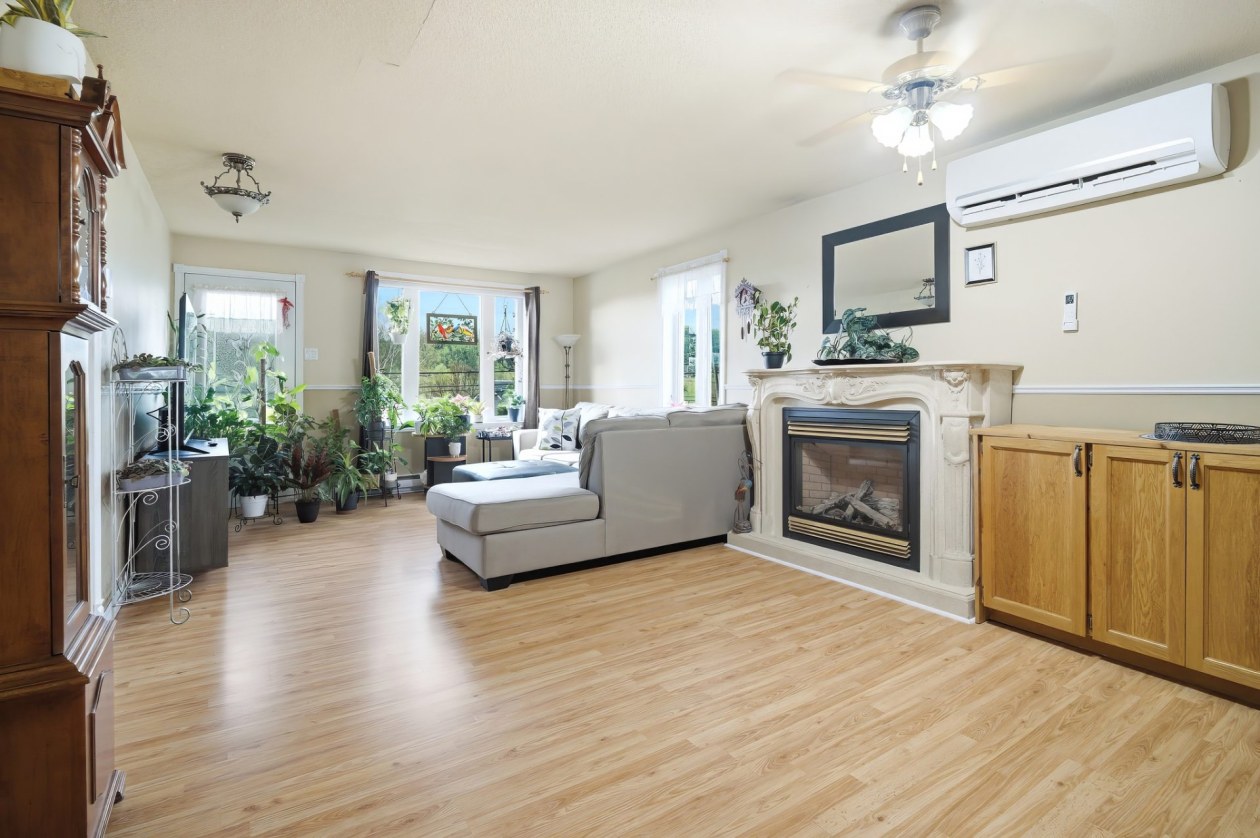 Salon — 3745 - 3747, Ch. St-Louis, Saguenay (La Baie), G7B0C6, Saguenay (La Baie)