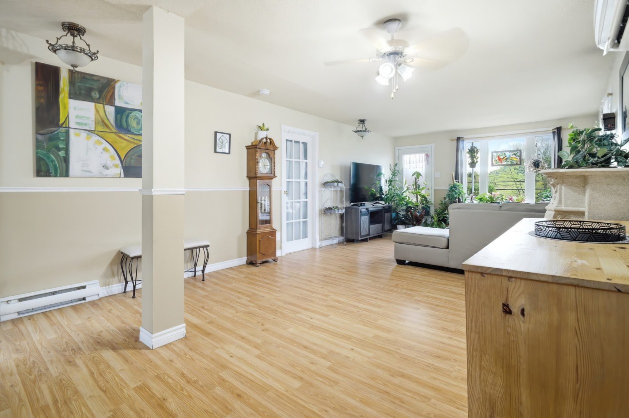Salon — 3745 - 3747, Ch. St-Louis, Saguenay (La Baie), G7B0C6, Saguenay (La Baie)