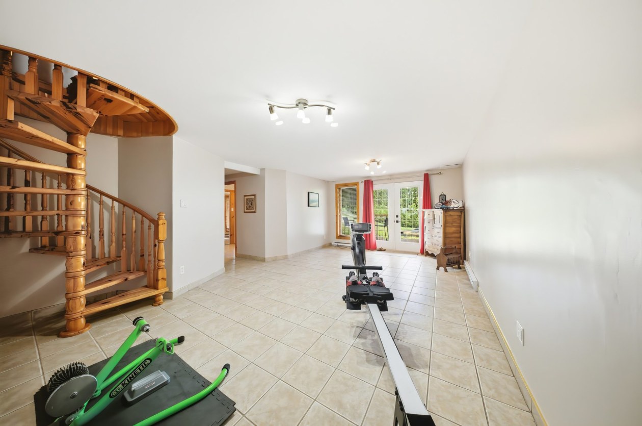 Salle familiale — 1999, Ch. des Villas, Saguenay (Chicoutimi), G7H5A7, Saguenay (Chicoutimi)