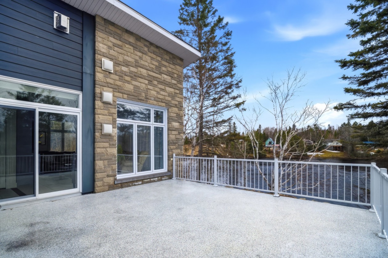 Terrasse — 3360, Rue St-Dominique, Saguenay (Jonquière), G8A2M3, Saguenay (Jonquière)