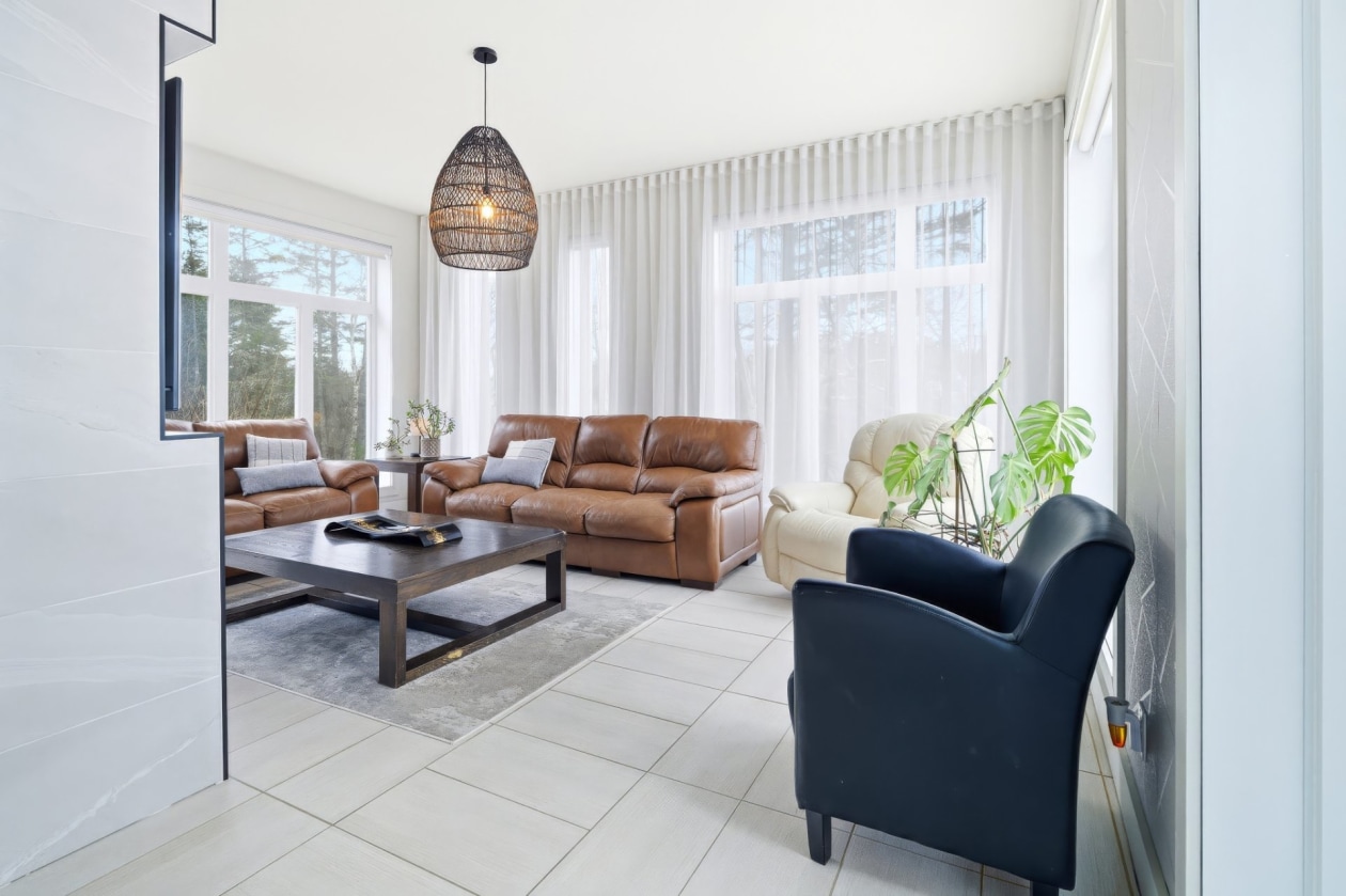 Salon — 3360, Rue St-Dominique, Saguenay (Jonquière), G8A2M3, Saguenay (Jonquière)