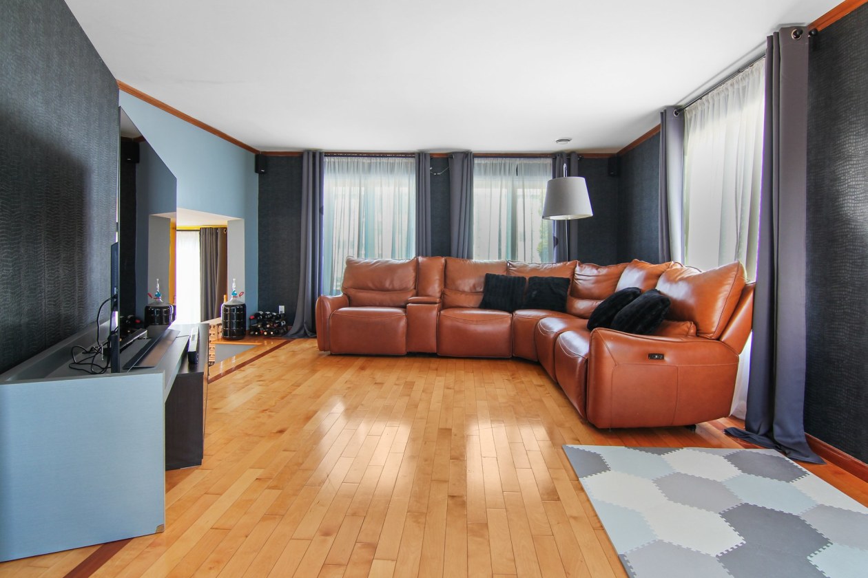Salon — 953 - 955, Rue Thérèse-Casgrain, Saguenay (Chicoutimi), G1R4L6, Saguenay (Chicoutimi)