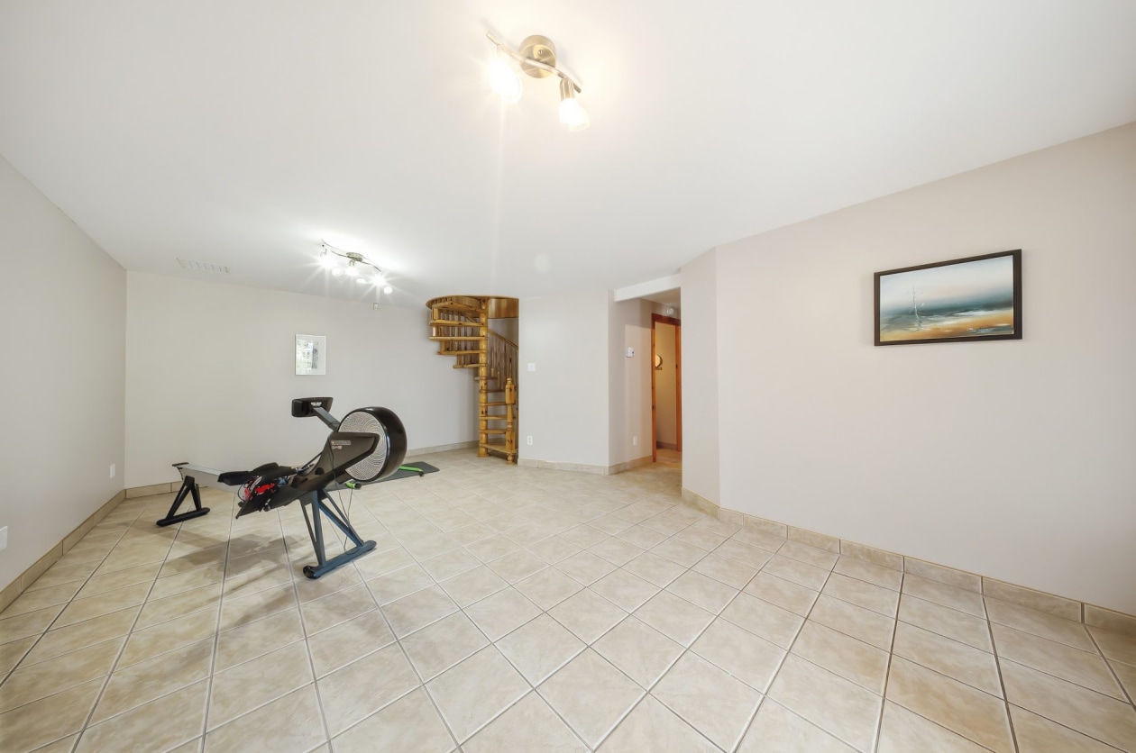 Salle familiale — 1999, Ch. des Villas, Saguenay (Chicoutimi), G7H5A7, Saguenay (Chicoutimi)