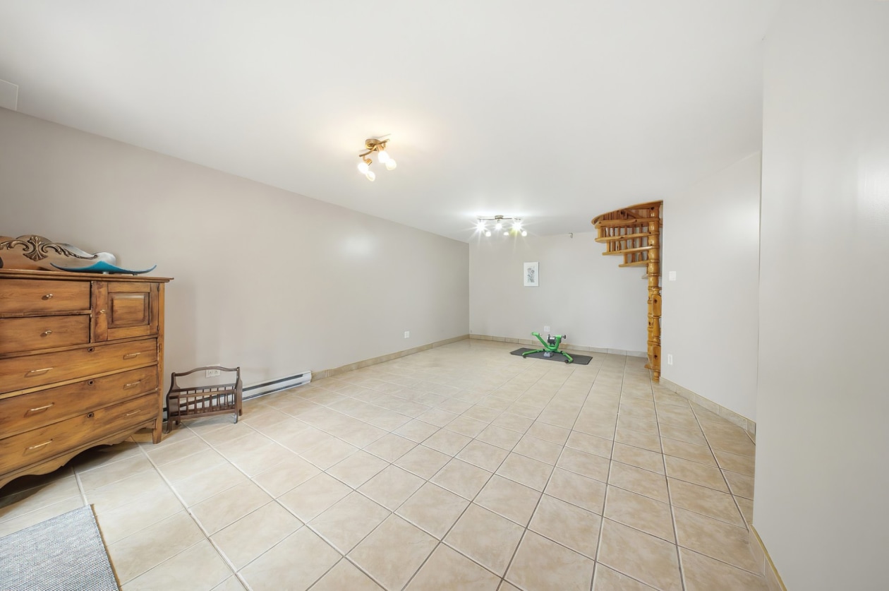 Salle familiale — 1999, Ch. des Villas, Saguenay (Chicoutimi), G7H5A7, Saguenay (Chicoutimi)