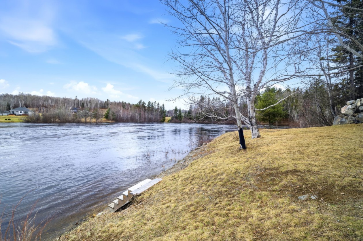 Bord de l'eau — 3360, Rue St-Dominique, Saguenay (Jonquière), G8A2M3, Saguenay (Jonquière)