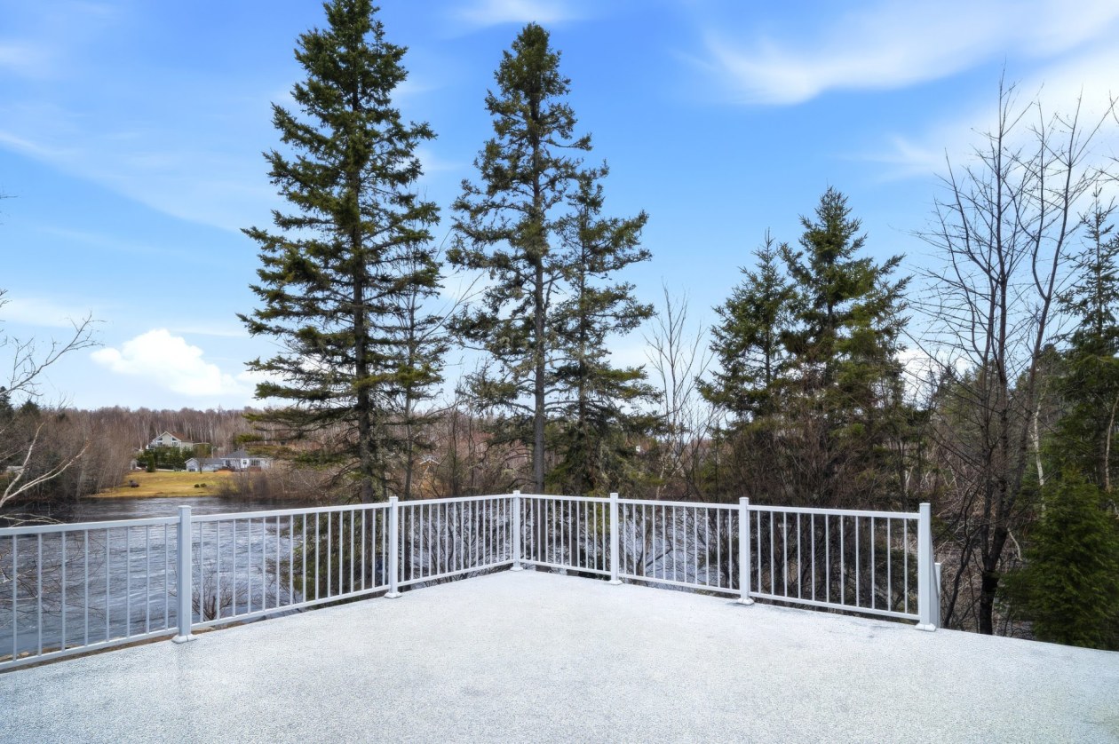 Terrasse — 3360, Rue St-Dominique, Saguenay (Jonquière), G8A2M3, Saguenay (Jonquière)
