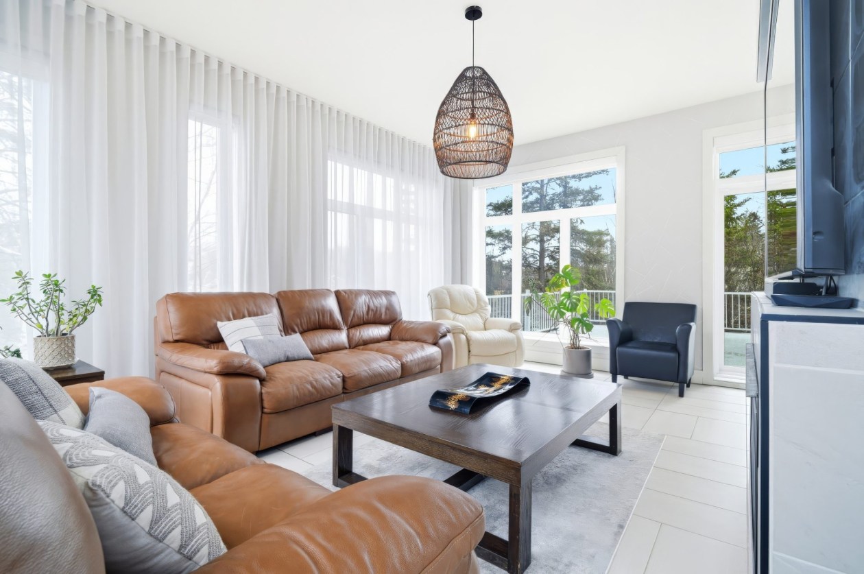 Salon — 3360, Rue St-Dominique, Saguenay (Jonquière), G8A2M3, Saguenay (Jonquière)