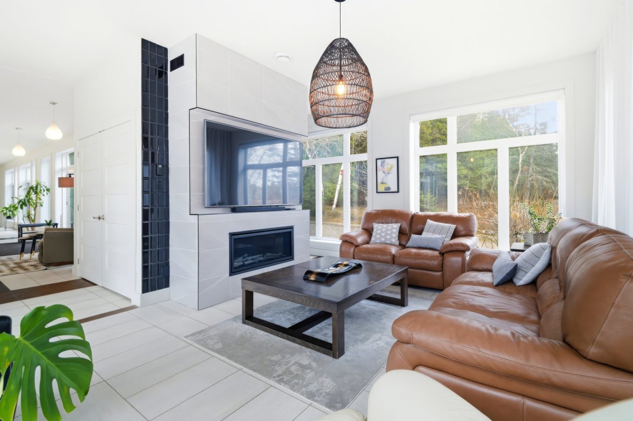 Salon — 3360, Rue St-Dominique, Saguenay (Jonquière), G8A2M3, Saguenay (Jonquière)