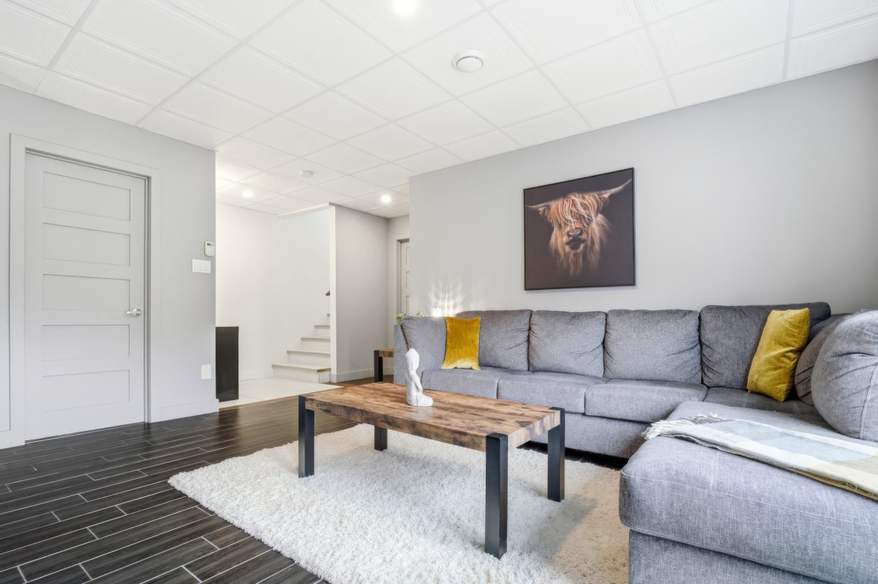 Salle familiale — 3360, Rue St-Dominique, Saguenay (Jonquière), G8A2M3, Saguenay (Jonquière)