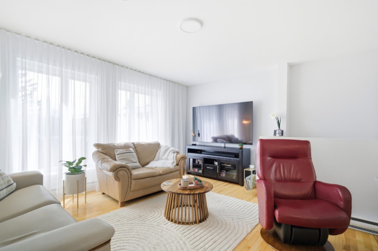 Salon — 3360, Rue St-Dominique, Saguenay (Jonquière), G8A2M3, Saguenay (Jonquière)
