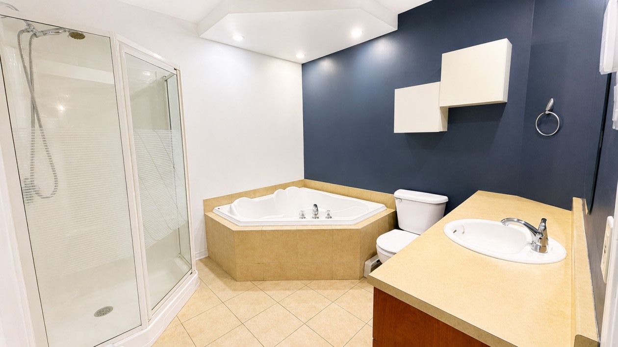 Salle de bains — 2-108 Place De Chenonceau, 2, Sainte-Julie, J3E 2P2, Sainte-Julie