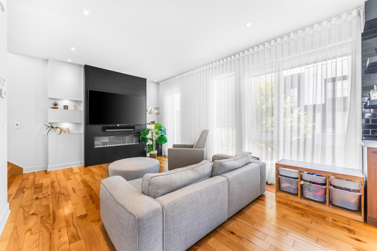 Salon — 18211, Rue de Brissac, Mirabel, J7J0Y4, Mirabel