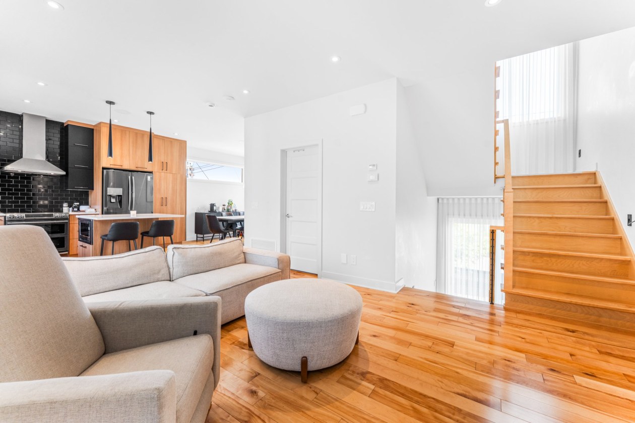 Salon — 18211, Rue de Brissac, Mirabel, J7J0Y4, Mirabel
