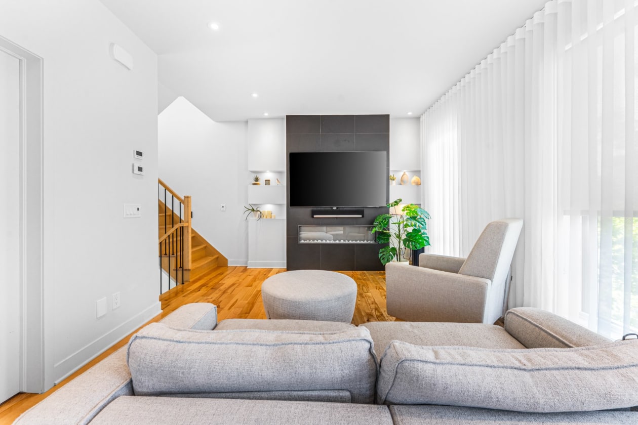 Salon — 18211Z, Rue de Brissac, Mirabel, J7J0Y4, Mirabel
