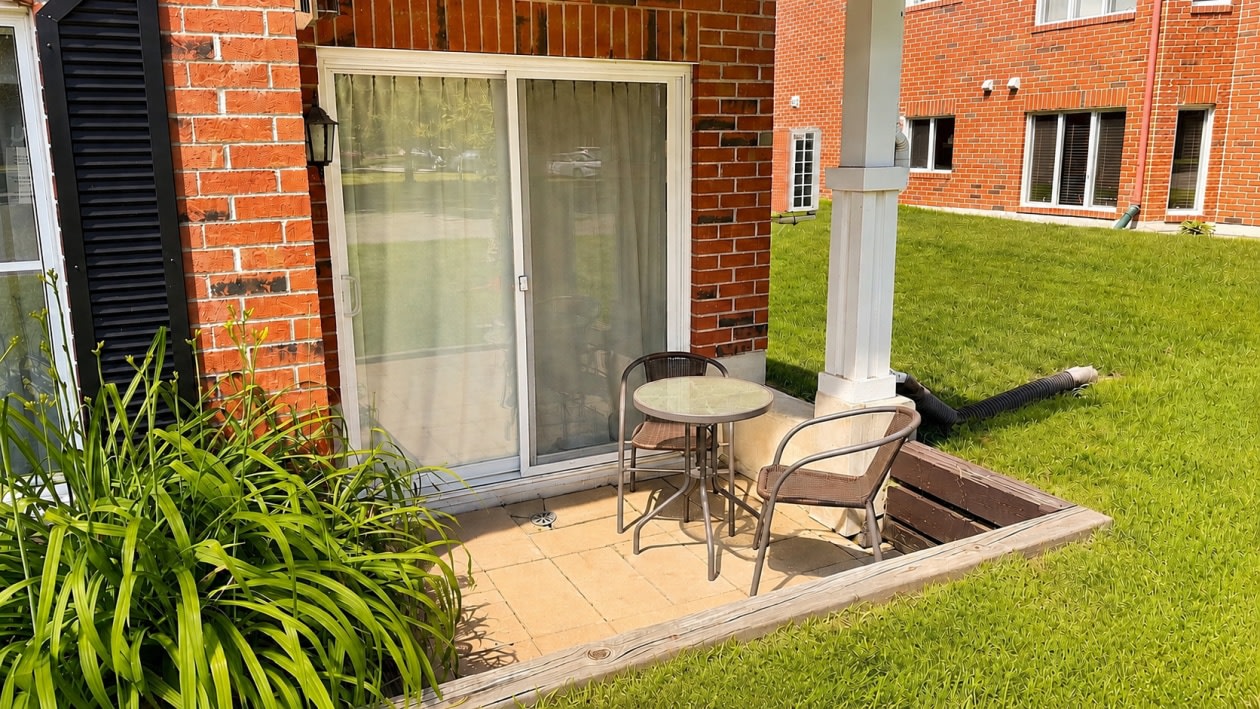 Terrasse — 2-108 Place De Chenonceau, 2, Sainte-Julie, J3E 2P2, Sainte-Julie