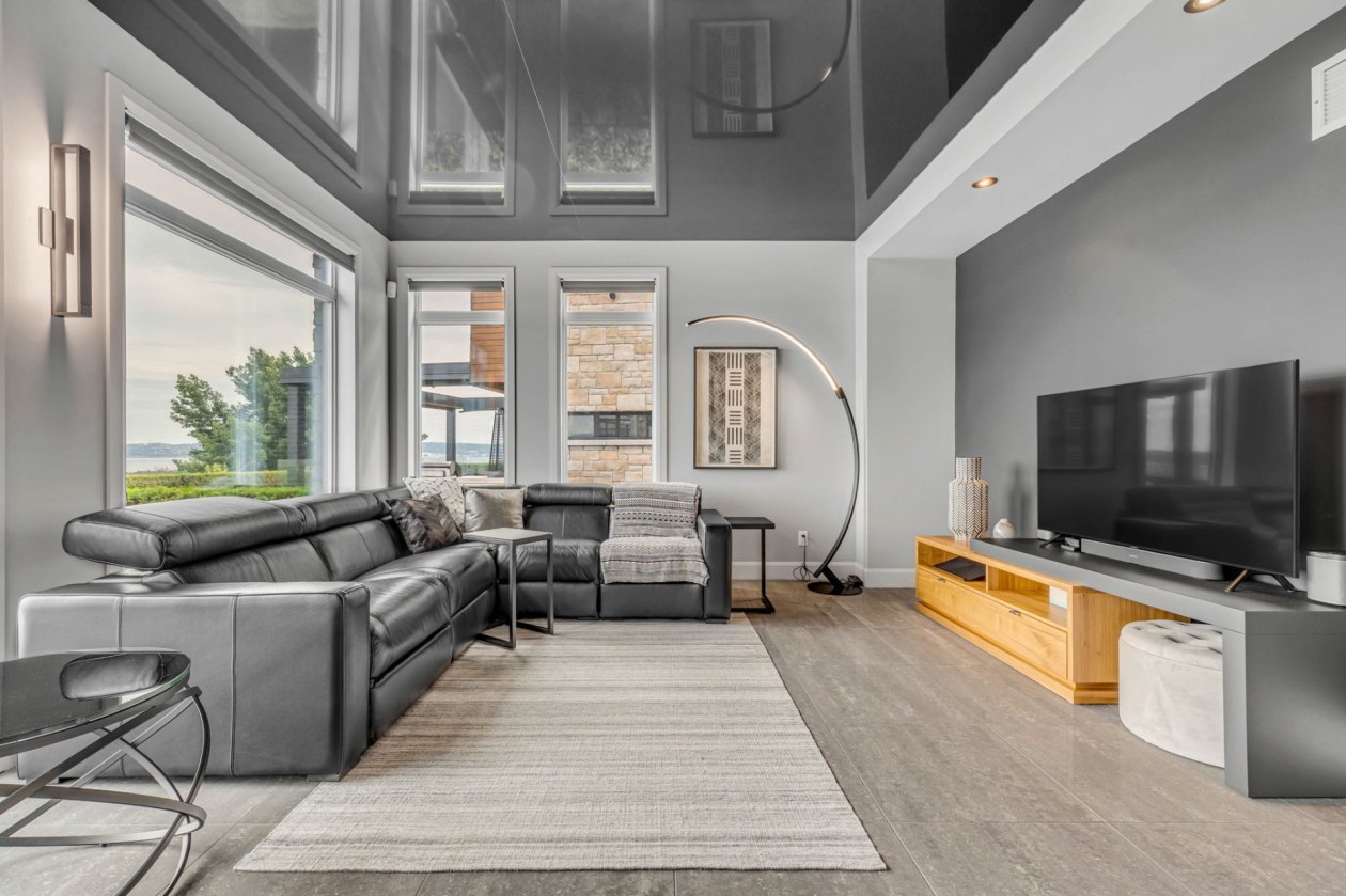 Salon — 106, Rue Latouche, Québec (Beauport), G1E0B8, Québec (Beauport)