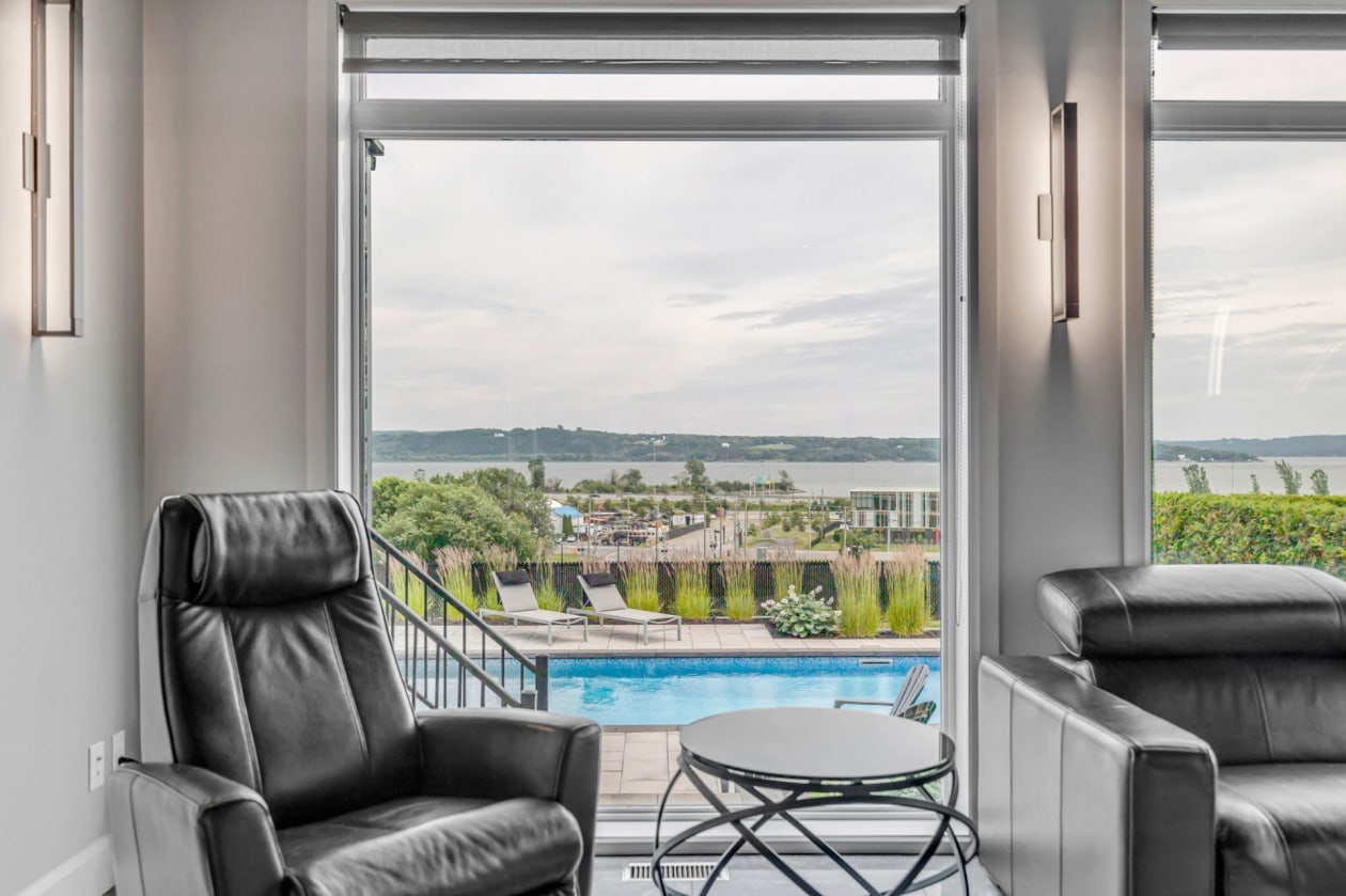 Salon — 106, Rue Latouche, Québec (Beauport), G1E0B8, Québec (Beauport)