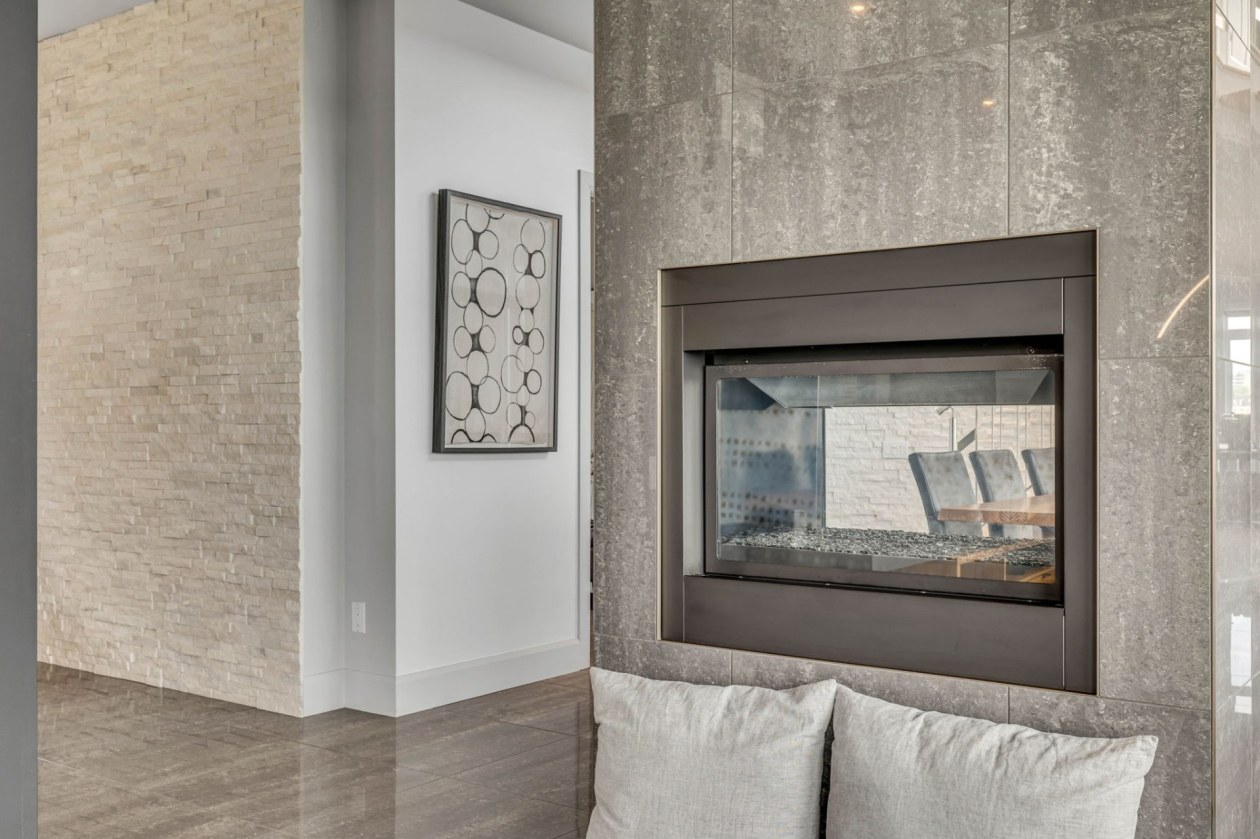 Salon — 106, Rue Latouche, Québec (Beauport), G1E0B8, Québec (Beauport)