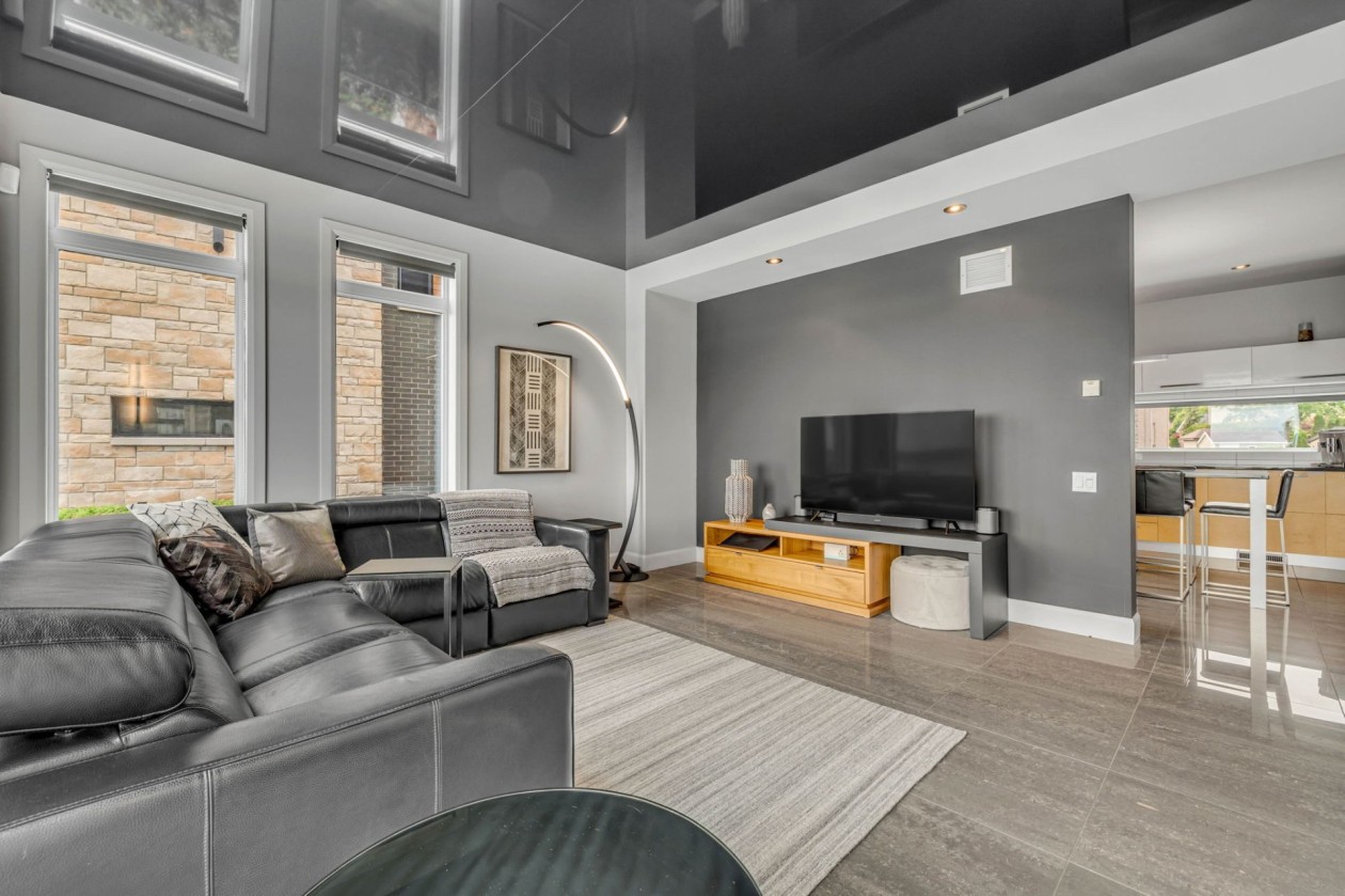 Salon — 106, Rue Latouche, Québec (Beauport), G1E0B8, Québec (Beauport)