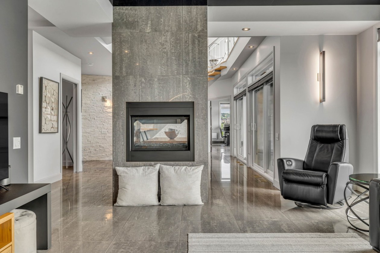 Salon — 106, Rue Latouche, Québec (Beauport), G1E0B8, Québec (Beauport)