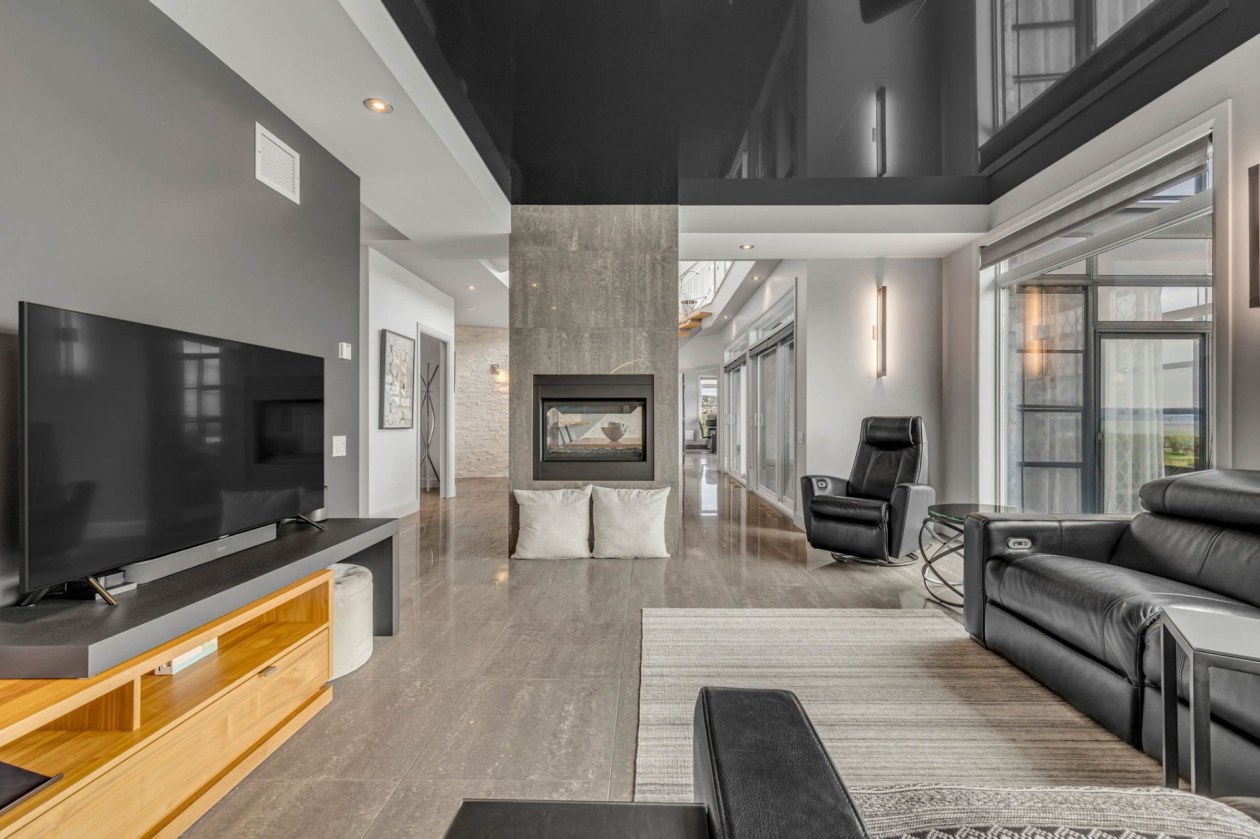 Salon — 106, Rue Latouche, Québec (Beauport), G1E0B8, Québec (Beauport)