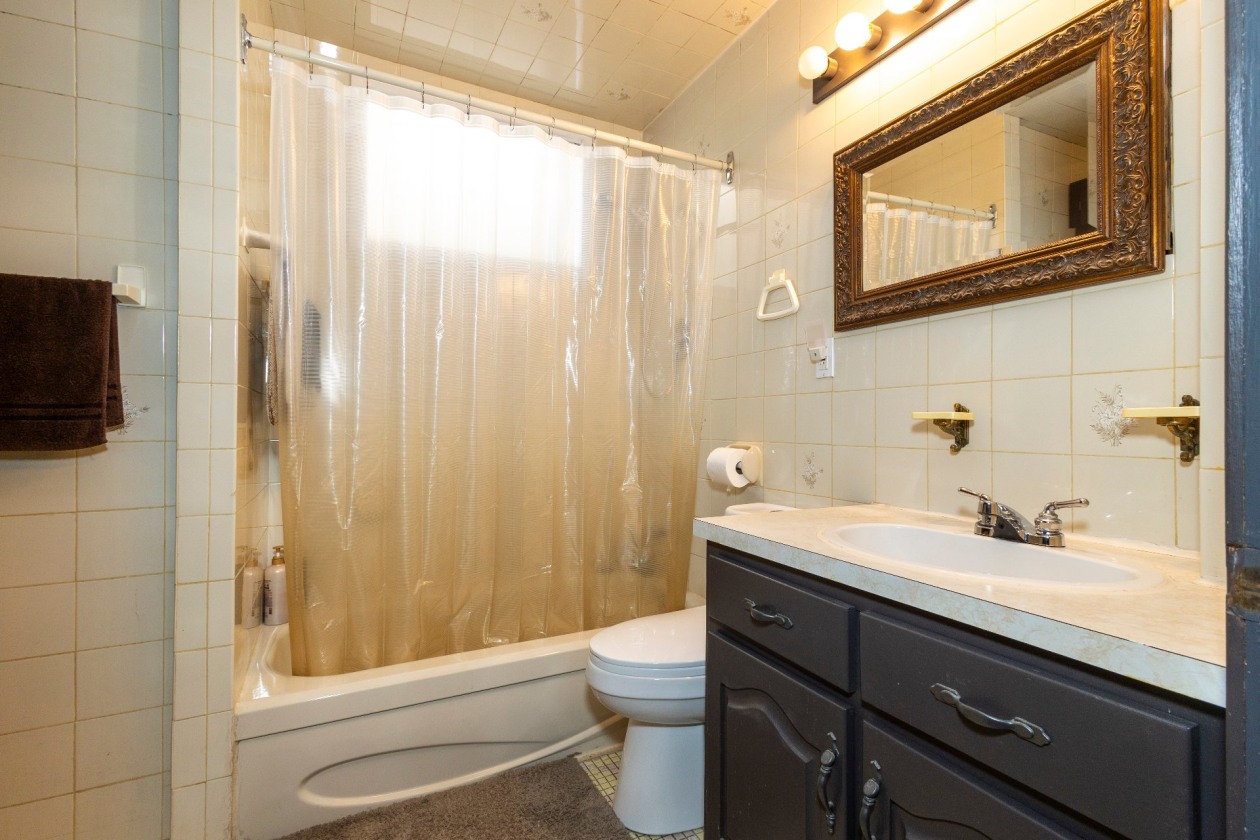 Salle de bains — 2290 - 2292, Rue Lise, Montréal (LaSalle), H8N1M5, Montréal (LaSalle)