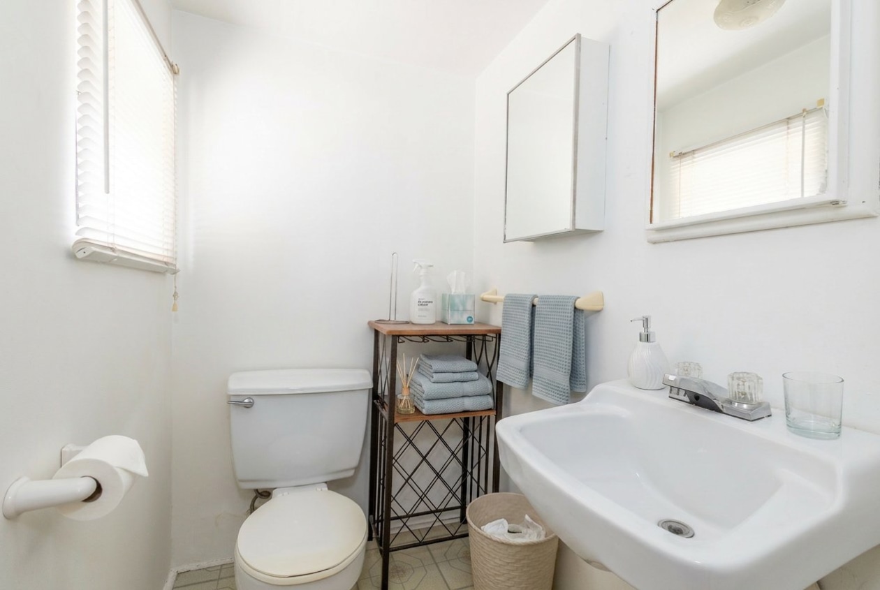 Salle de bains — 2290 - 2292, Rue Lise, Montréal (LaSalle), H8N1M5, Montréal (LaSalle)