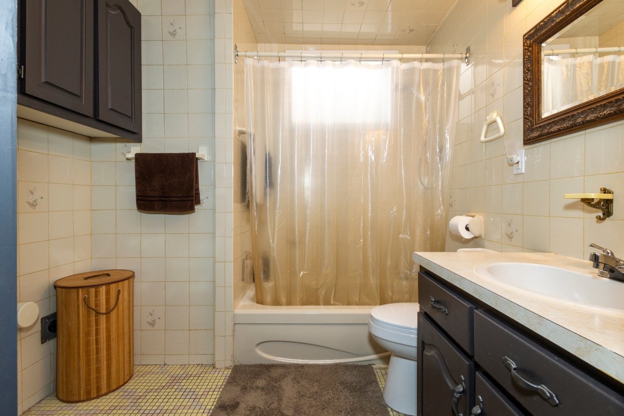 Salle de bains — 2290 - 2292, Rue Lise, Montréal (LaSalle), H8N1M5, Montréal (LaSalle)