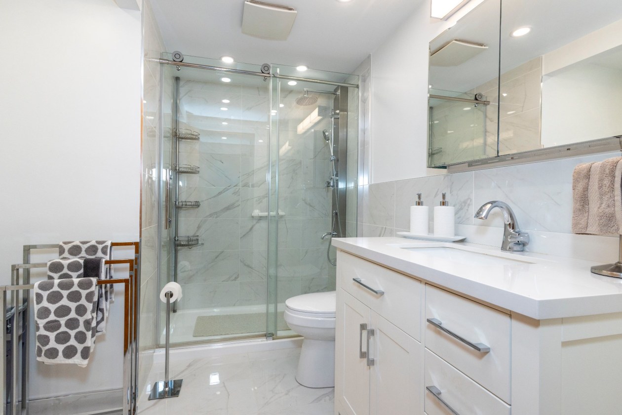 Salle de bains — 2290 - 2292, Rue Lise, Montréal (LaSalle), H8N1M5, Montréal (LaSalle)