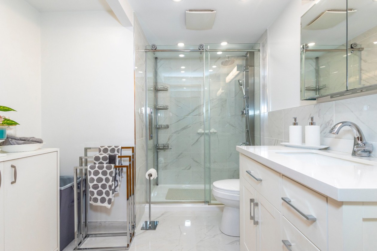 Salle de bains — 2290 - 2292, Rue Lise, Montréal (LaSalle), H8N1M5, Montréal (LaSalle)