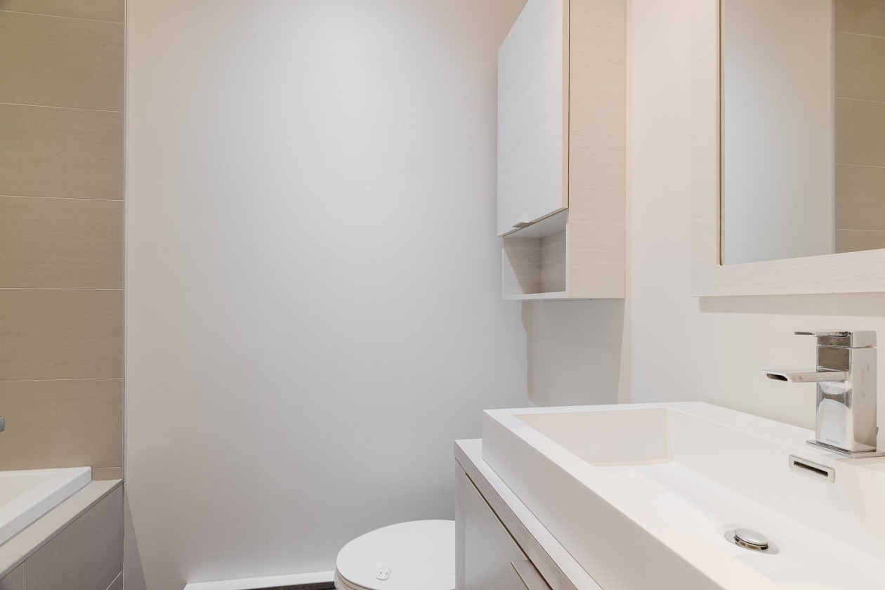 Salle de bains — 9740, Rue William-Fleming, Montréal (LaSalle), H8R0C2, Montréal (LaSalle)