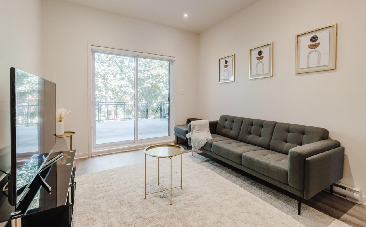 Salon — 9740, Rue William-Fleming, Montréal (LaSalle), H8R0C2, Montréal (LaSalle)