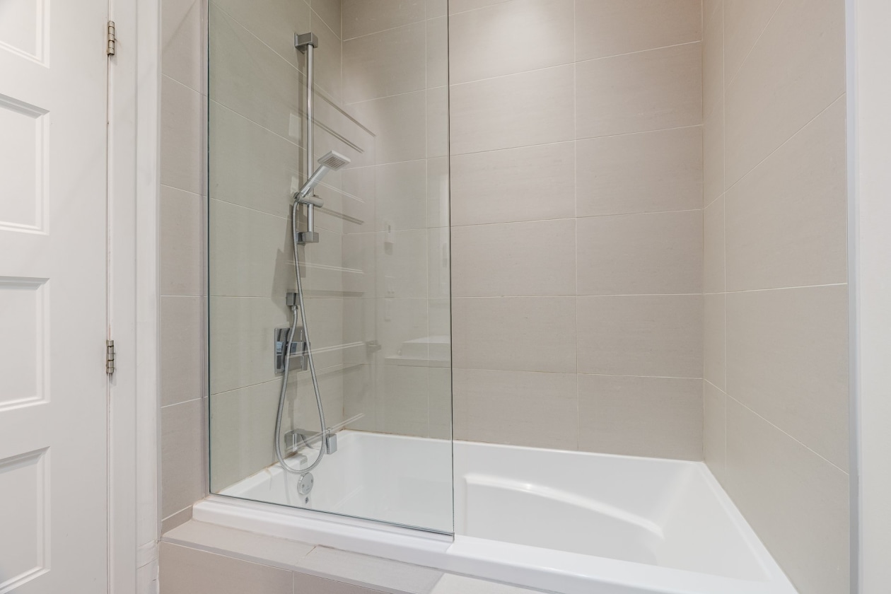 Salle de bains — 9740, Rue William-Fleming, Montréal (LaSalle), H8R0C2, Montréal (LaSalle)