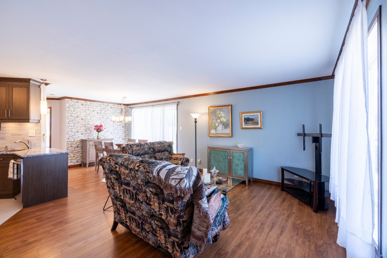 Salon — 636, Rue Sébastien, Québec (Charlesbourg ), G2L2W4, Québec (Charlesbourg )
