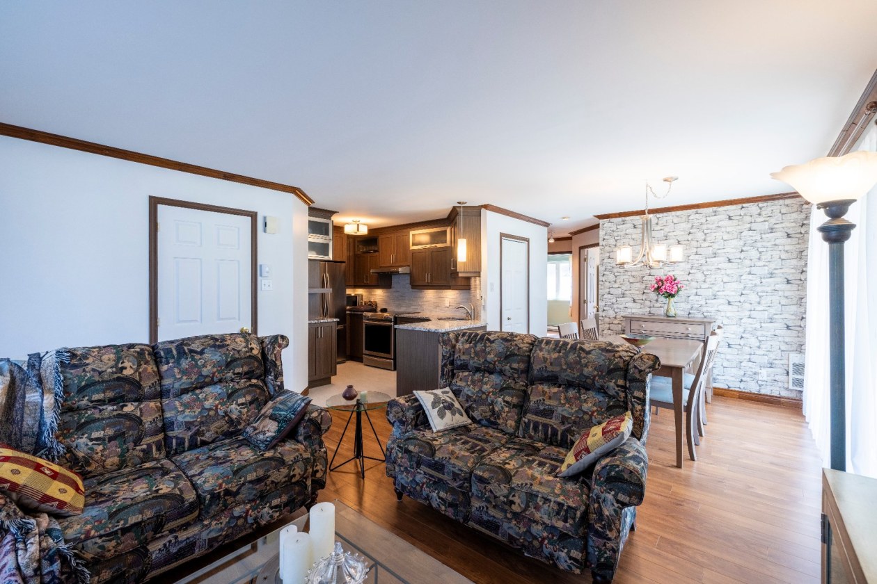 Salon — 636, Rue Sébastien, Québec (Charlesbourg ), G2L2W4, Québec (Charlesbourg )