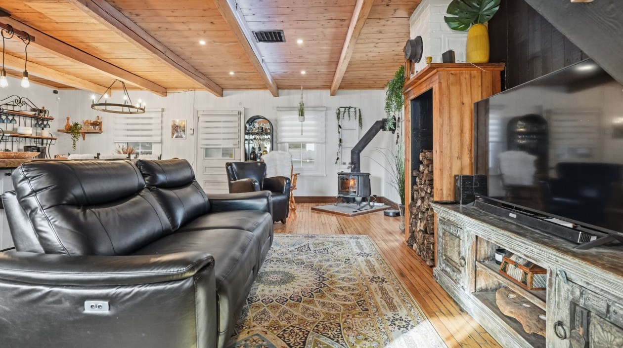 Salon — 3626, Av. Royale, Saint-Ferréol-les-Neiges, G0A3R0, Saint-Ferréol-les-Neiges